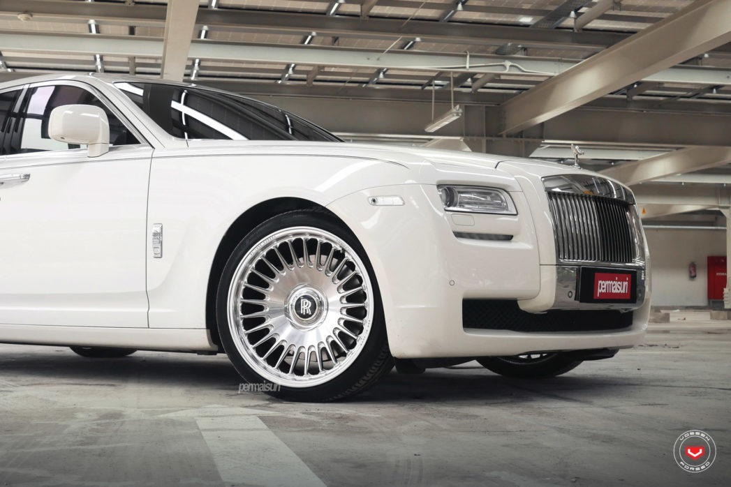 Диски роллс. Rolls Royce Ghost колеса. Rolls Royce Ghost диски. Диски Rolls Royce r17. Диски r23 Rolls Royce Ghost.