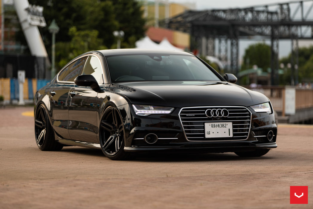 Белая Audi a7 r20