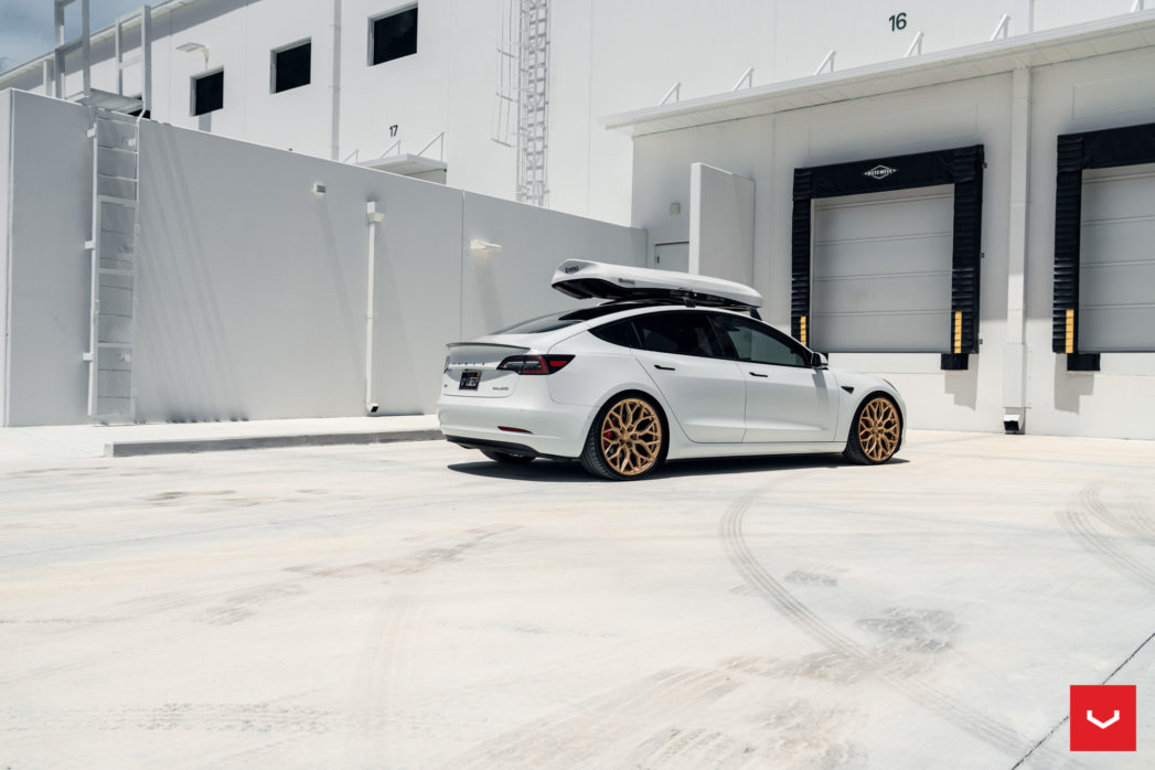 Vossen-White-Tesla-Model-3-Dirty-Gold-22-1047x698.jpg