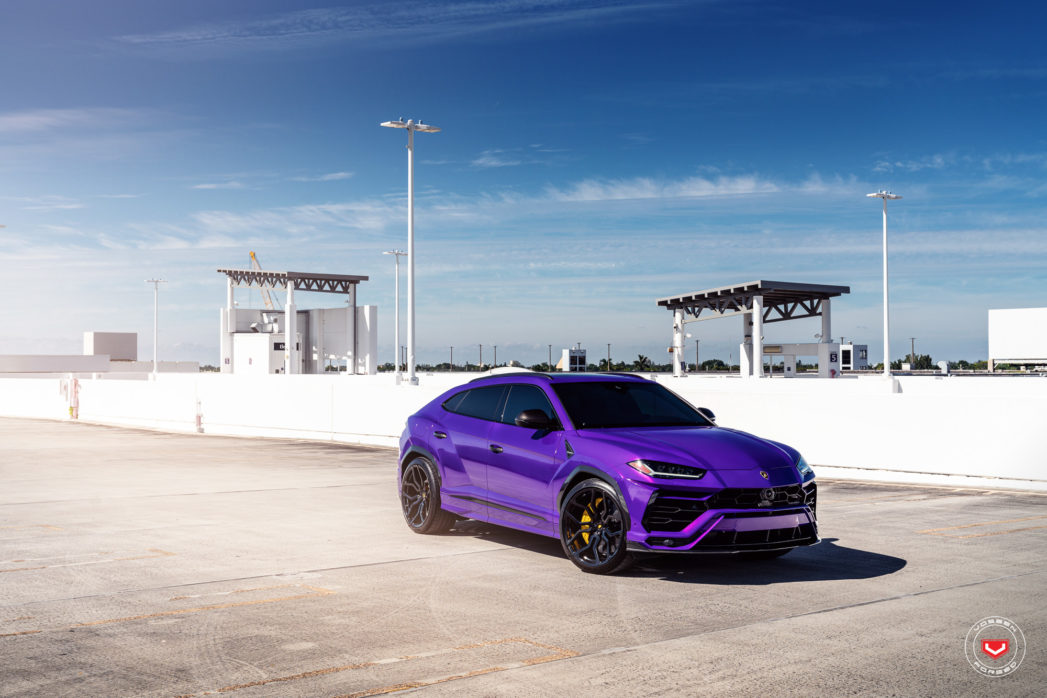 Lamborghini Urus фиолетовый салон