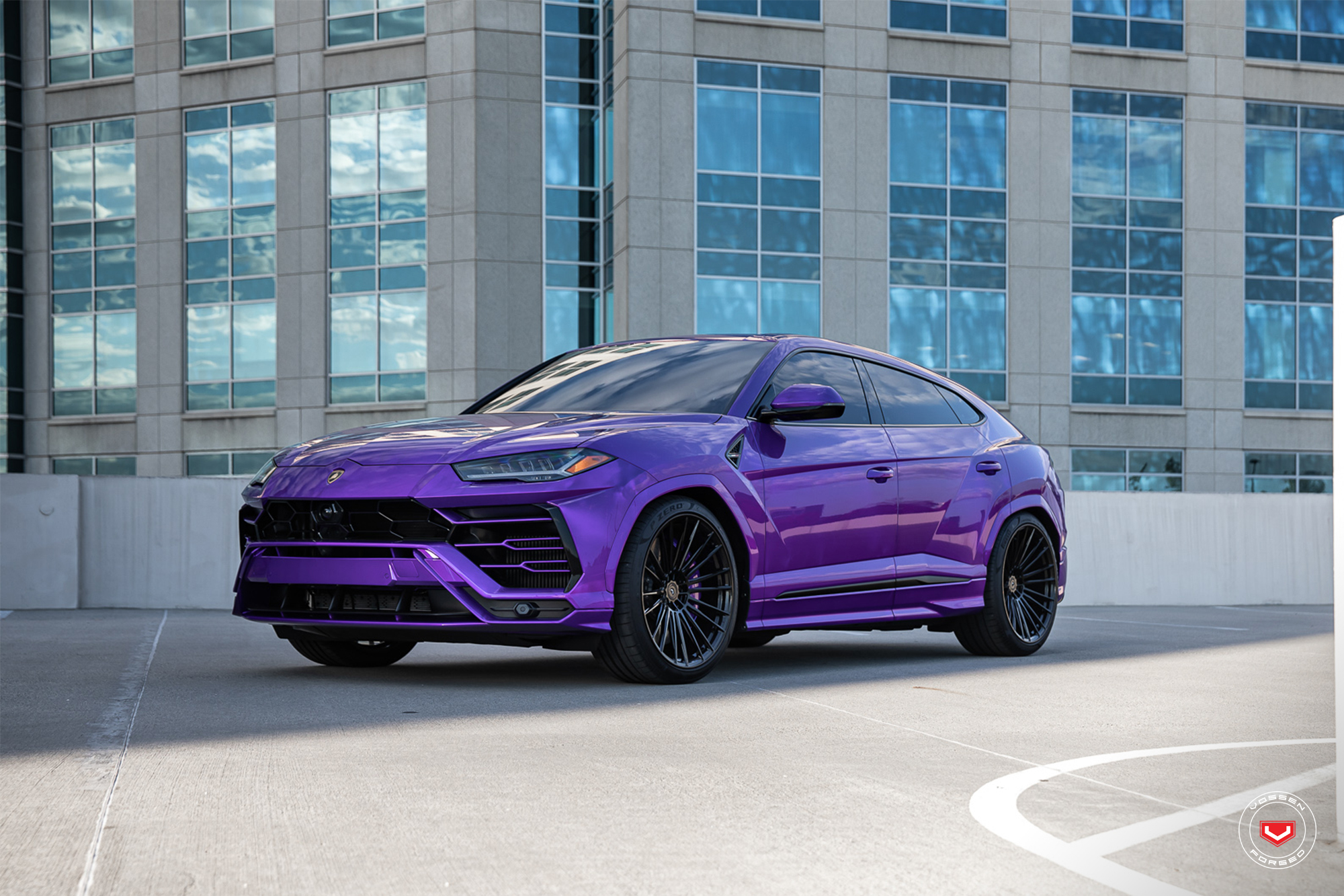 Lamborghini Urus фиолетовый салон