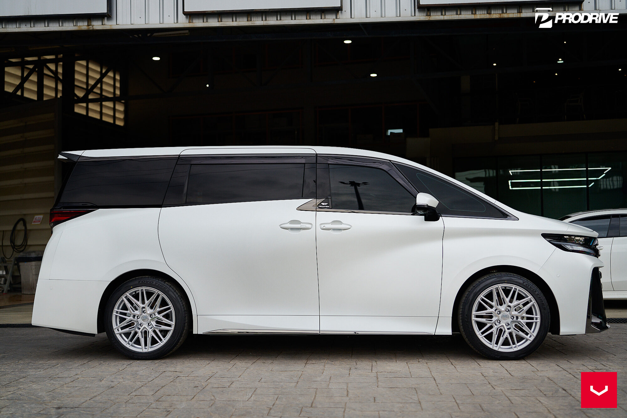 TOYOTA VELLFIRE - HYBRID FORGED SERIES: HF-7 - Vossen Wheels